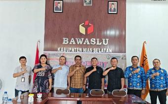 Foto: Anggota Bawaslu (Yosua Buulolo) koordinator Divisi HP2H didampingi Kepala Sekretariat, Kasubbag dan Staf Bawaslu Kab. Nias Selatan Bersama Ketua dan Anggota KPU Nias Selatan beserta Staf dalam rangka rapat koordinasi penyusunan dan persiapan penetapan Pemutakhiran Data Pemilih Berkelanjutan (PDPB) Tahun 2026 yang beralamat di Jalan Baloho Indah, Kelurahan Pasar Teluk Dalam (Kamis, 05/03/2026)