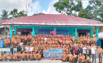 Foto: Ketua Bawaslu Nias Selatan didampingi oleh Kepala Sekretariat, Kasubbag Pengawasan Pemilu serta Staf Bawaslu Kabupaten Nias Selatan bersama Guru-guru dan Siswa/i (Kelas XII) SMK Negeri 1 Maniamolo (13/03/2026)