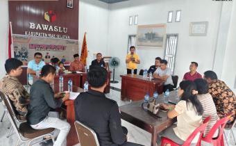 Foto: Pelaksanaan Ngabuburit bersama Majelis Ulama Indonesia (MUI) Kabupaten Nias Selatan, para pemerhati Pemilu, serta jajaran Sekretariat Bawaslu Kabupaten Nias Selatan, yang dilaksanakan di kantor Bawaslu Kabupaten Nias Selatan Jalan baloho Indah Kelurahan Pasar Teluk Dalam, (Jumat, 13/03/2026)