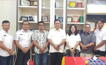 Foto: Ketua dan Anggota Bawaslu Nias Selatan didampingi oleh Kepala Sekretariat serta Staf bersama Bupati Nias Selatan dalam rangka menindaklanjuti dugaan pelanggaran netralitas Aparatur Sipil Negara (ASN) yang dilaksanakan di Kantor Bupati Nias Selatan beralamat Jl. Lagundri KM. 5, (Rabu, 08/04/2026)