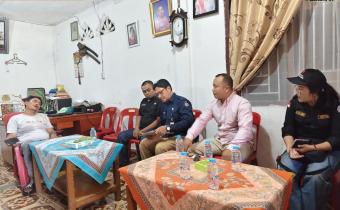 Foto: Ketua didampingi oleh Kasubbag dan Staf Sekretariat Bawaslu Kabupaten Nias Selatan melakukan pengawasan pelaksanaan pencocokan dan penelitian terbatas (coklit terbatas) yang dilaksanakan oleh KPU Kabupaten Nias Selatan (Selasa, 5/05/2026).