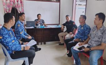 Foto: Anggota Bawaslu (Yosua Buulolo) didampingi oleh Kasubbag Pengawasan beserta Staf Sekretariat Bawaslu Kabupaten Nias Selatan bersama Kepala Desa Sondegeasi pada pelaksanakan kegiatan uji petik data pemilih, di Desa Sondregeasi Kecamatan Luahagundre Maniamolo (Kamis,7 /05/2026).