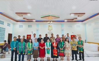 Foto: Anggota Bawaslu (Yosua Buulolo) didampingi Kasubbag beserta Staf bersama Pendata dan Jemaat Gereja BKPN Hiliofonaluo pada pelayanan dan partisipasi dalam kegiatan keagamaan, di Gereja BKPN Hiliofanaluo Kecamatan Fanayama (minggu, 31/05/2026)