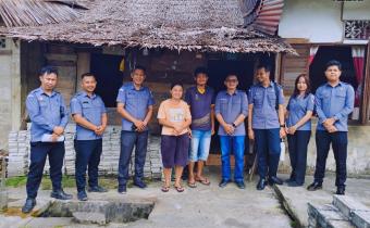 Foto : Ketua dan anggota Bawaslu Nias Selatan didampingi oleh Kasubbag Pengawasan Pemilu, Kasubbag Administrasi dan Staf Bawaslu Kabupaten Nias Selatan bersama Penduduk Desa Siwalawa pada kegiatan pengawasan Pemutakhiran Daftar Pemilih Berkelanjutan (PDPB) melalui metode uji petik (Senin, 6/7/2026).