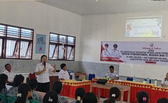 Foto: Ketua Bawaslu Kabupaten Nias Selatan (Neli Pesta Hartati Zebua) Memaparkan Materi Sosialisasi Pendidikan Politik Tahun 2026 yang diselenggarakan oleh Badan Kesatuan Bangsa dan Politik (Kesbangpol) Kabupaten Nias Selatan di SMA Negeri 1 Hilisalawa'ahe, (Rabu, 22/7/2026).