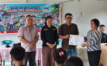 Foto: Penyerahan Piagam Penghargaan atas Dukungan dan Kerjasama dalam Pelaksanaan Sosialisasi dan Pendidikan Pemilu Bagi Pemilih Pemula Kepada Kepala Sekolah SMK Negeri 1 Mazino yang di serahkan lansung oleh Ketua dan Anggota Bawaslu Kabupaten Nias Selatan (Kamis, 30/07/2026)