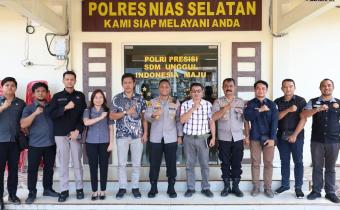 Foto: Anggota Bawaslu Kabupaten Nias Selatan Yosua Buulolo (Kordiv HP2H) di dampingi oleh Kasubbag administrasi, Kasubbag Hukum, Humas dan Datin serta Staf bersama Kapolres Nias Selatan AKBP Alfian Tri Permadi, S.I.K., M.H. didampingi oleh Kasat Intelkam AKP Yafao Niasman Lase, S.I.P dan Kabag OPS AKP Bruno Harefa (Kamis, 04/08/2026)