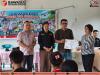 Foto: Penyerahan Piagam Penghargaan atas Dukungan dan Kerjasama dalam Pelaksanaan Sosialisasi dan Pendidikan Pemilu Bagi Pemilih Pemula Kepada Kepala Sekolah SMK Negeri 1 Mazino yang di serahkan lansung oleh Ketua dan Anggota Bawaslu Kabupaten Nias Selatan (Kamis, 30/07/2026)